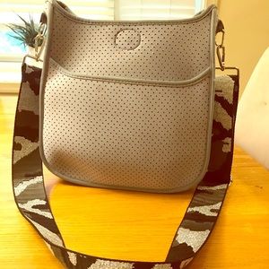 Ahdorned grey/silver messenger bag.